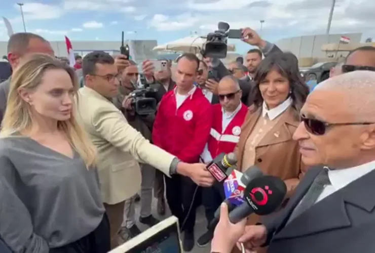 آنجلینا جولی از دروازه مرزی رفح بازدید کرد