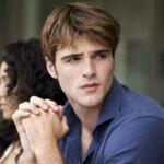 اتفاقی وحشتناک برای جیکوب الوردی در فیلم تپه های بادی