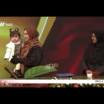 به پیمان طالبی مجری در پخش زنده یک جوراب هدیه داده شد