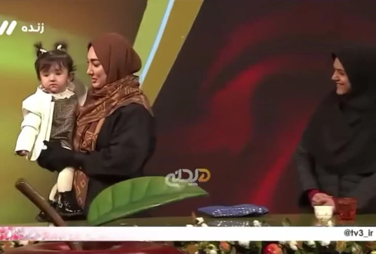 به پیمان طالبی مجری در پخش زنده یک جوراب هدیه داده شد