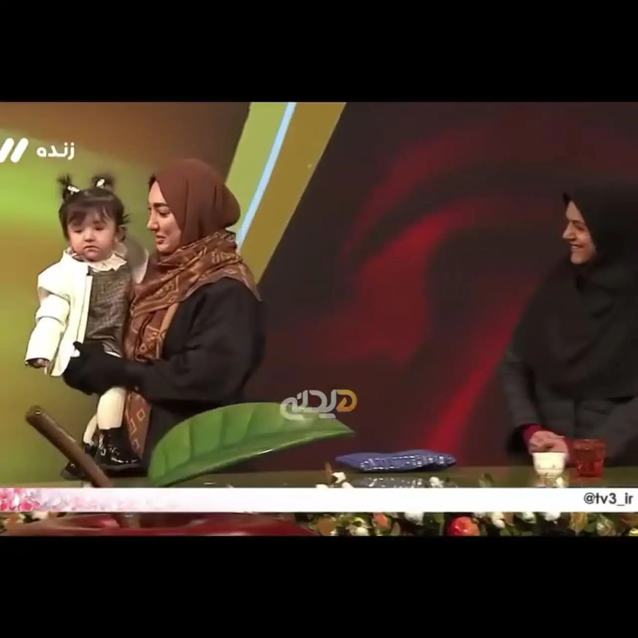 به پیمان طالبی مجری در پخش زنده یک جوراب هدیه داده شد 1 به پیمان طالبی مجری در پخش زنده یک جوراب هدیه داده شد