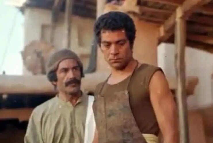 «بهروز وشوقی» با عبا و ارگاچین در تئاتر مدرسه؛ دهه 30 21 «بهروز وشوقی» با عبا و ارگاچین در تئاتر مدرسه؛ دهه 30