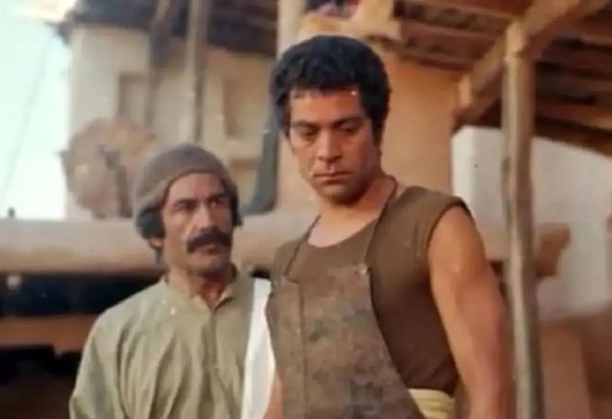 «بهروز وشوقی» با عبا و ارگاچین در تئاتر مدرسه؛ دهه 30 1 «بهروز وشوقی» با عبا و ارگاچین در تئاتر مدرسه؛ دهه 30