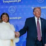 ترامپ به خواننده مشهور پاپ کارت طلایی پاپ داد