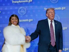 ترامپ به خواننده مشهور پاپ کارت طلایی پاپ داد 9 ترامپ به خواننده مشهور پاپ کارت طلایی پاپ داد