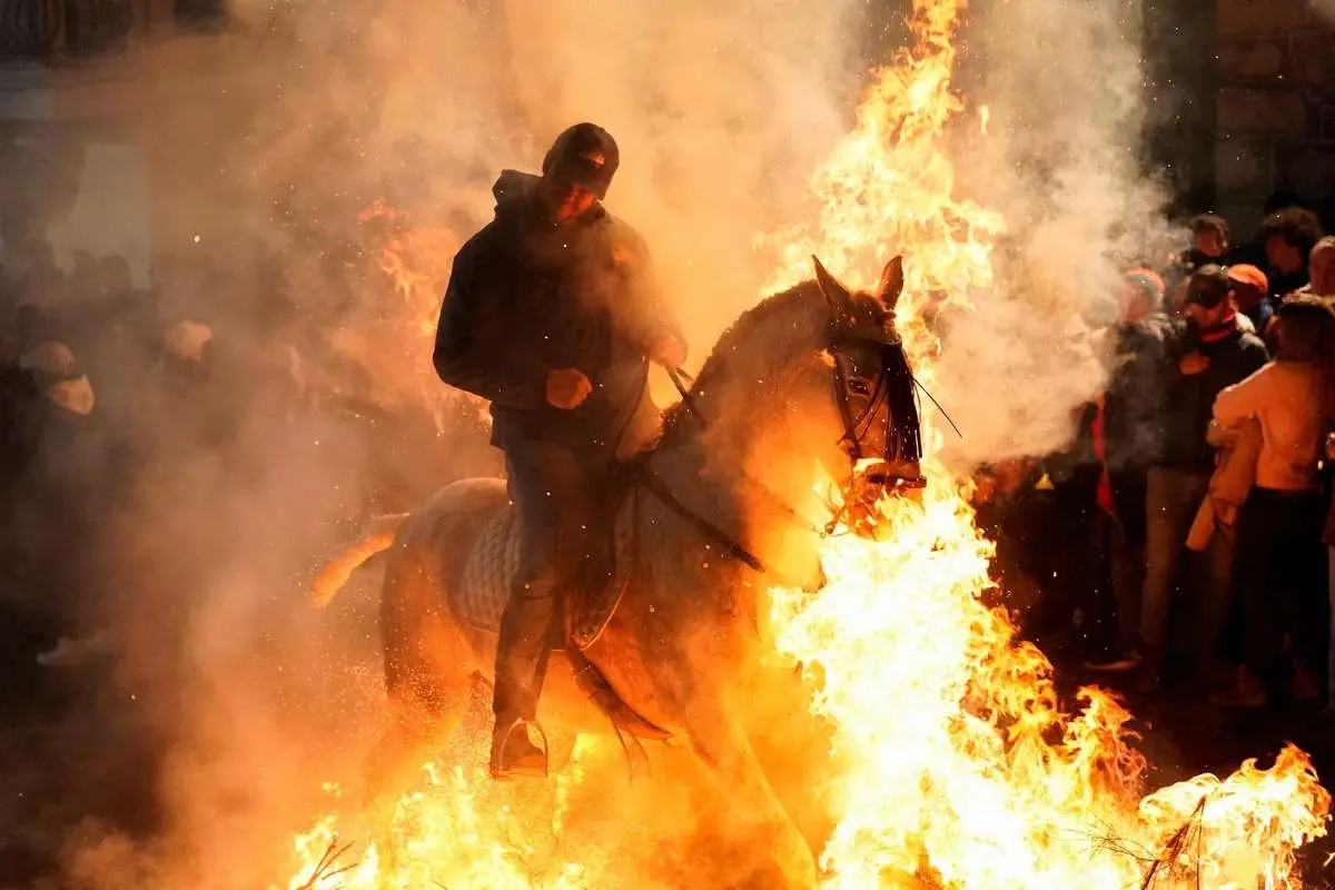 تصاویر; اسب سواری از میان آتش در یک جشنواره سنتی اسپانیایی 