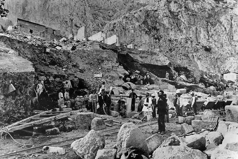 (عکس) لحظه کشف شاهکار در حین کاوش های باستان شناسی 4 15