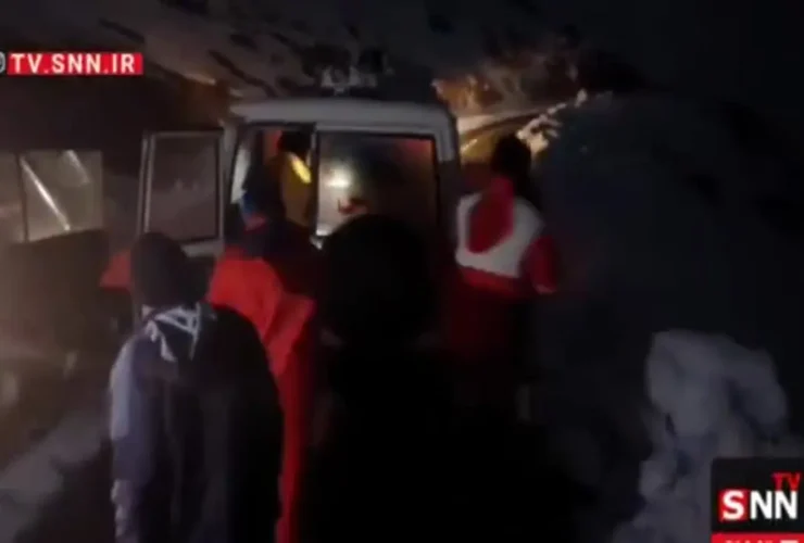 فیلم لحظه معجزه آسا نجات مادر و نوزاد 12 روزه اش از برف و برف