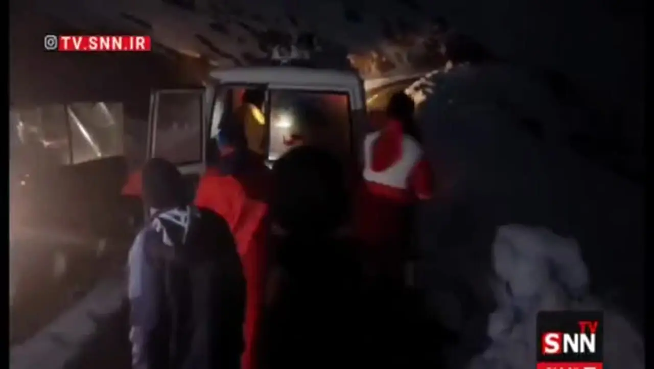 فیلم لحظه معجزه آسا نجات مادر و نوزاد 12 روزه اش از برف و برف 1 فیلم لحظه معجزه آسا نجات مادر و نوزاد 12 روزه اش از برف و برف