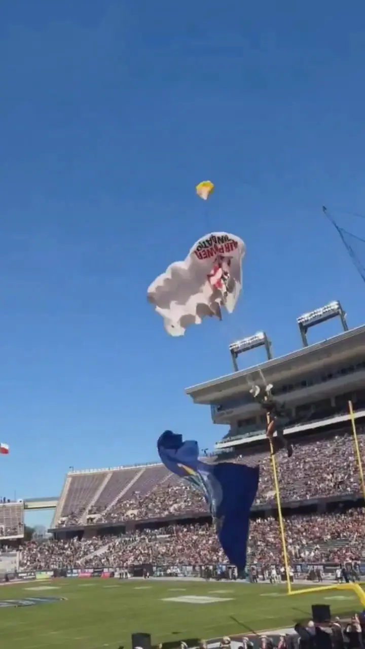 لحظه سقوط چترباز آمریکایی 1 لحظه سقوط چترباز آمریکایی