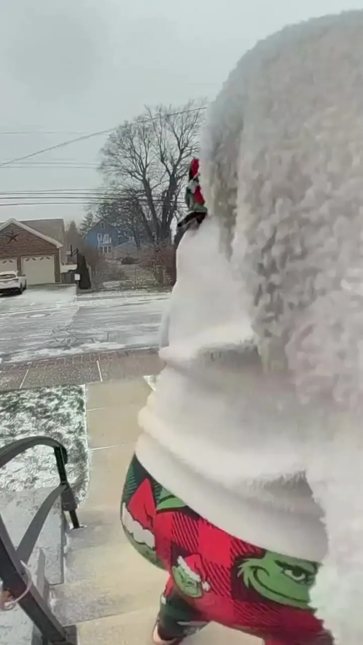 یک زن بر اثر وزش باد شدید در نیویورک سقوط کرد