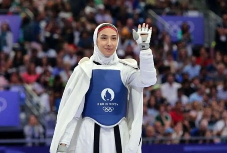 مدال طلا بر گردن مبینا نعمت زاده در امارات