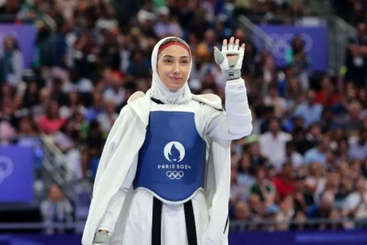 مدال طلا بر گردن مبینا نعمت زاده در امارات