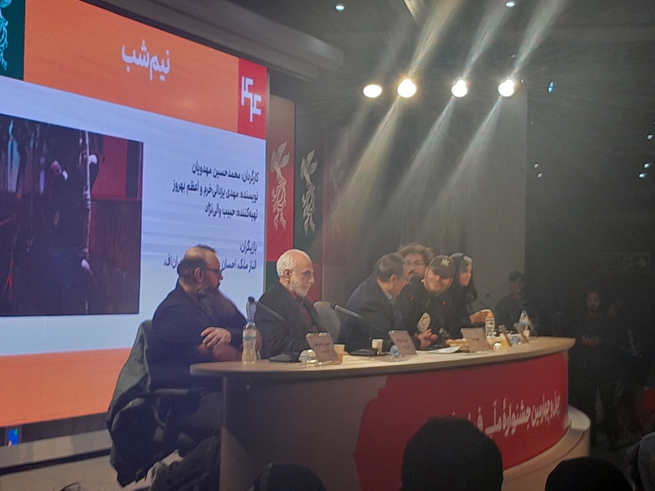 محمدحسین مهدویان: در نشست خبری نیمه شب از ستاره های خجالتی/تنش استفاده نکردم. 1 محمدحسین مهدویان: در نشست خبری نیمه شب از ستاره های خجالتی/تنش استفاده نکردم.