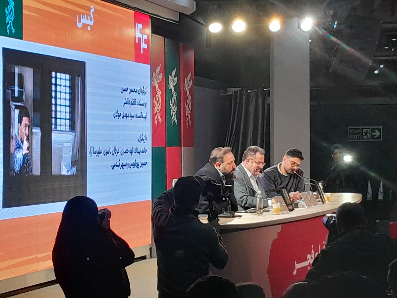 تهیه کننده گیس مدعی شد: فاشیست های رسانه ای به هنرمندان اجازه حضور در جشنواره را ندادند/ هر چه میزها کوچکتر باشد تاثیر آن بیشتر است.