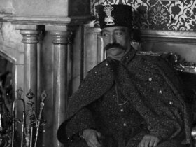 سلفی ناصرالدین شاه با همسرانش در کاخ گلستان