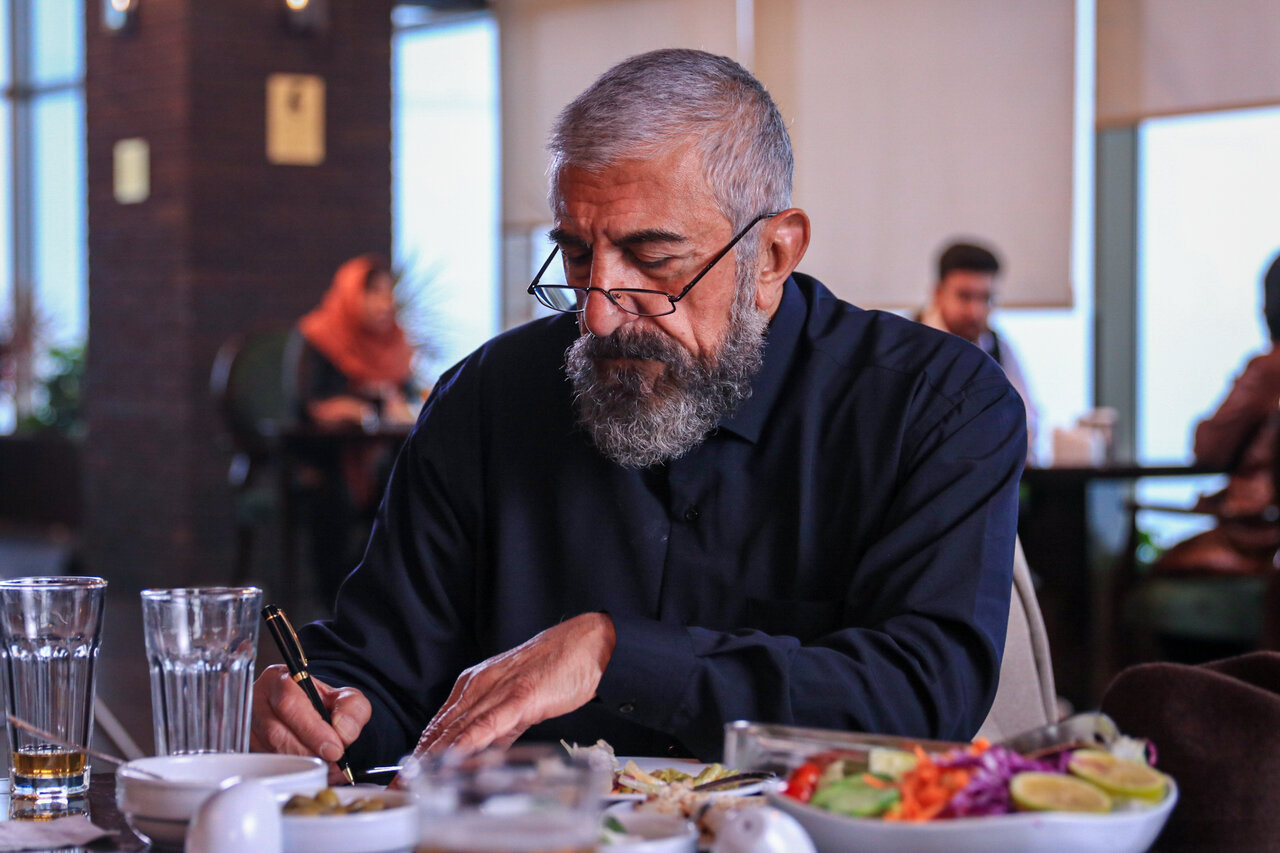 1770464135 279 جریان زندگی را در دنیای مبهم هاتیف نشان می دهمدر