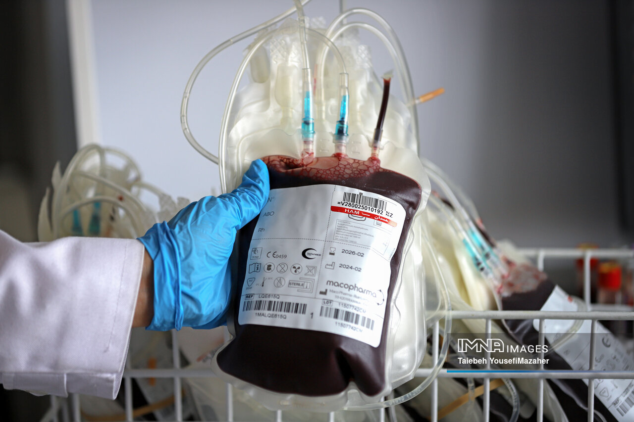 کاهش عوارض انتقال خون از طریق ایجاد خون فقیر از لکوسیت / پیشرفت در سازمان انتقال خون پس از انقلاب