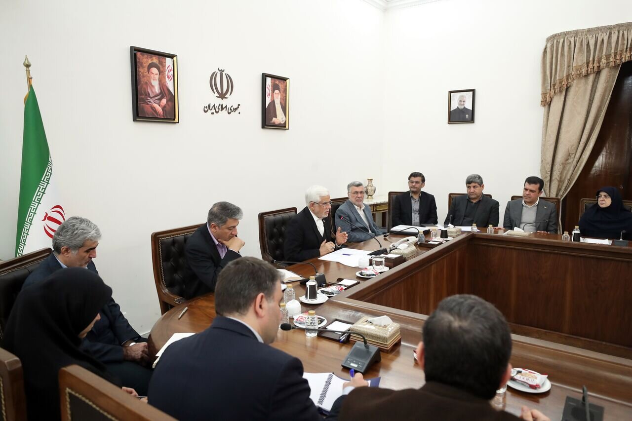 عارف از خدمات پرسنل پزشکی به مصدومان و حادثه دیدگان قدردانی می کند