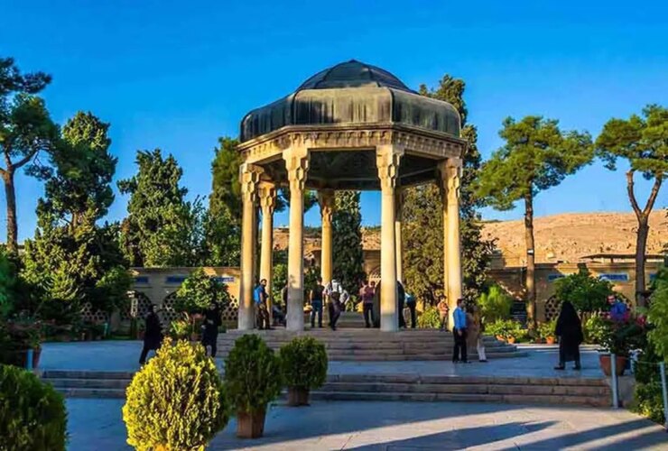 تفل به حافظ گفت: برخیز که حُسرِف نازنین آمد