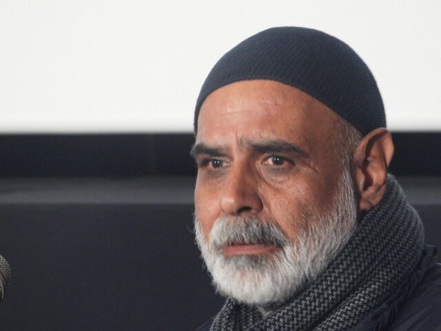 هنرمندان به نمایندگی از نظام الدین کیایی سخنرانی کردند