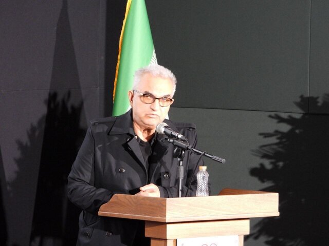 هنرمندان به نمایندگی از نظام الدین کیایی سخنرانی کردند