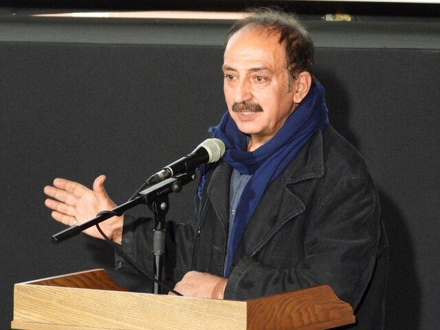 هنرمندان به نمایندگی از نظام الدین کیایی سخنرانی کردند