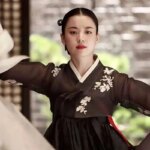 خلبان با کت و شلوار در کنار یک هواپیمای جنگنده