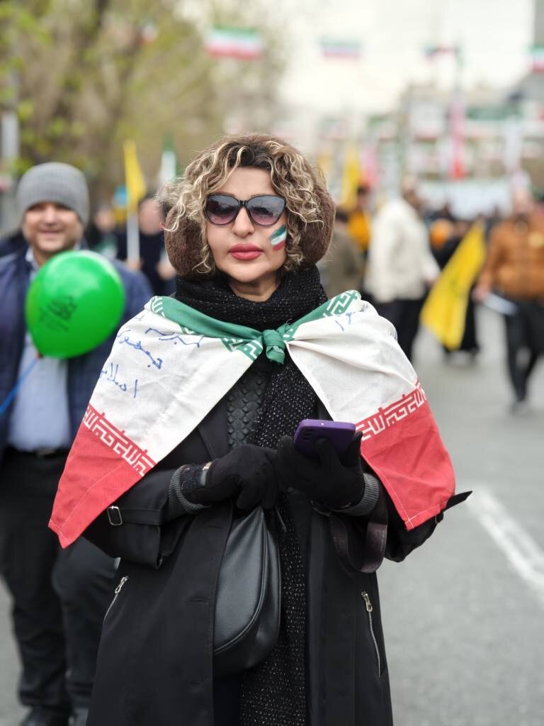 زنان شرکت کننده در راهپیمایی 22 بهمن در رادیو و تلویزیون تصویری + قاب عکس