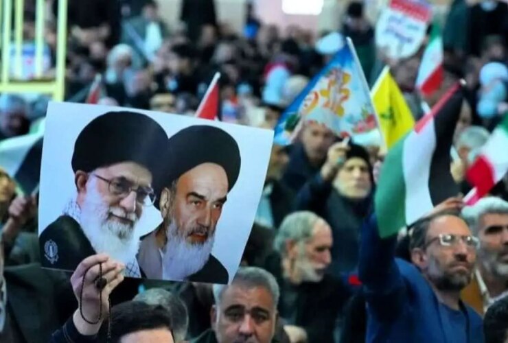 این خانم با لباس ارتش در راهپیمایی 22 بهمن در لنز عکاسان قرار گرفت.