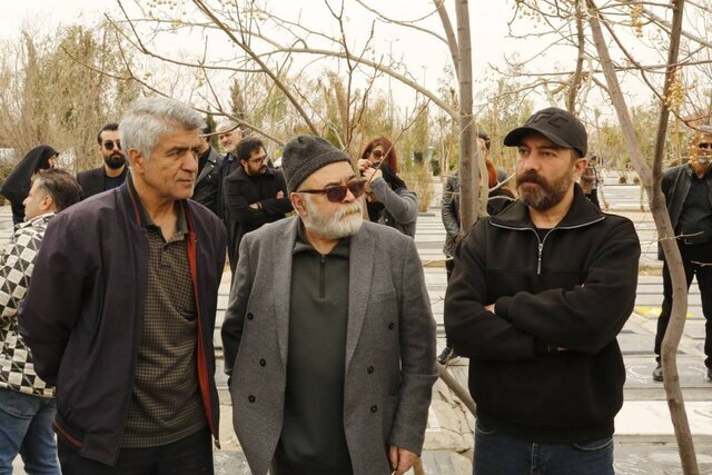 مجید صالحی، حسن فتحی و... در مراسم تشییع پیکر یکی از فعالان سینما 5 مجید صالحی، حسن فتحی، شمقدری و... در مراسم تشییع پیکر یکی از فعالان سینما