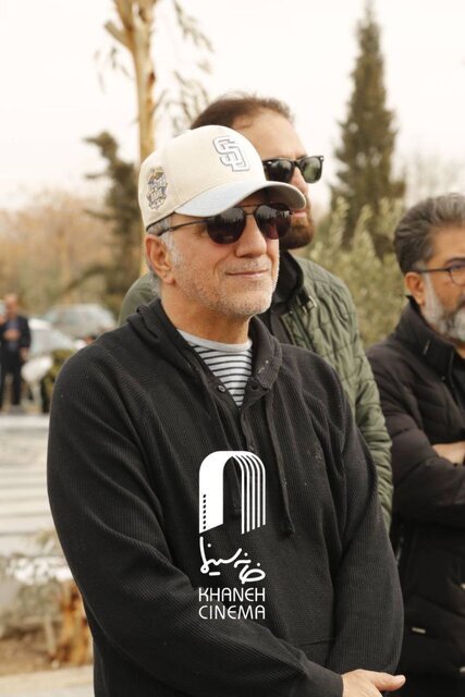 مجید صالحی، حسن فتحی و... در مراسم تشییع پیکر یکی از فعالان سینما 7 مجید صالحی، حسن فتحی، شمقدری و... در مراسم تشییع پیکر یکی از فعالان سینما