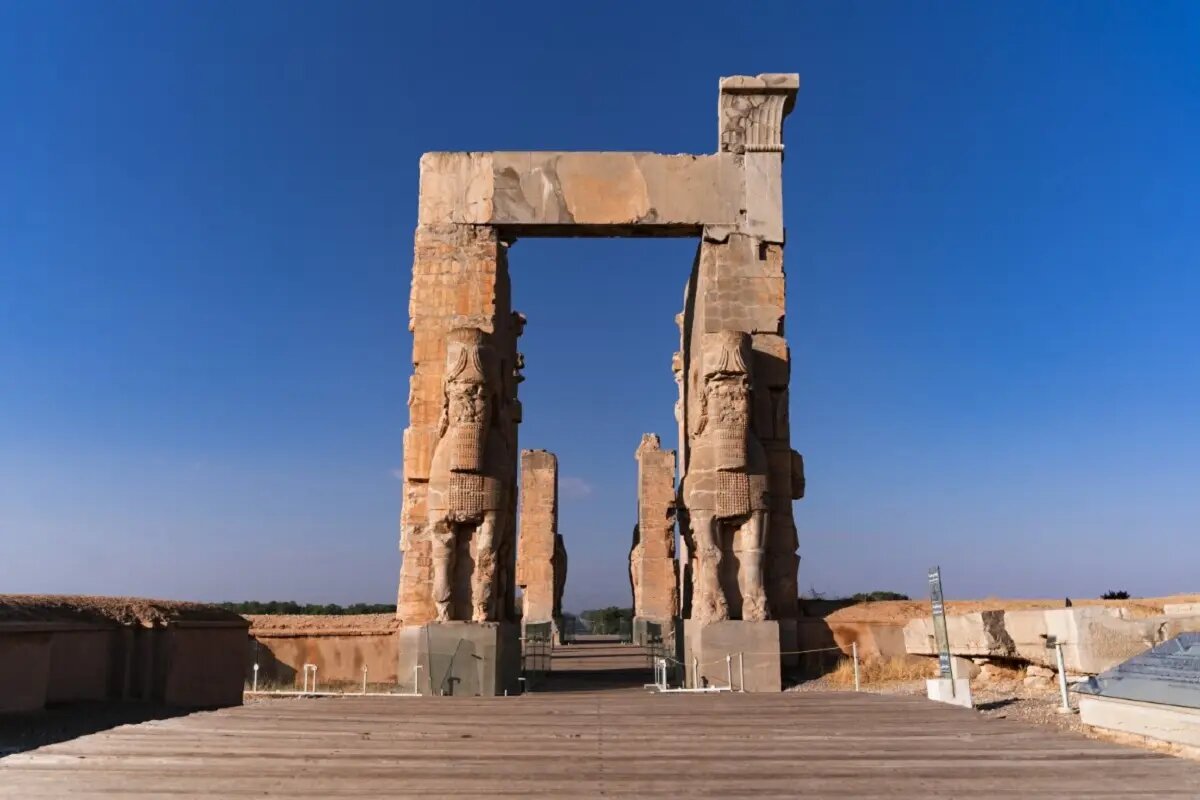 1771061104 488 نادیا و پویا؛ آیا نام های ماندگار بر دیوار تخت