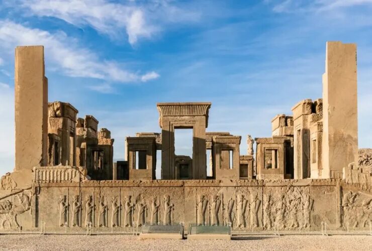 "نادیا و پویا"؛ آیا نام های ماندگار بر دیوار تخت جمشید هستند یا زخمی تازه بر پیکره خاطره تاریخی ایران؟/ نوشتن بنا بر آثار تاریخی جرم است؟