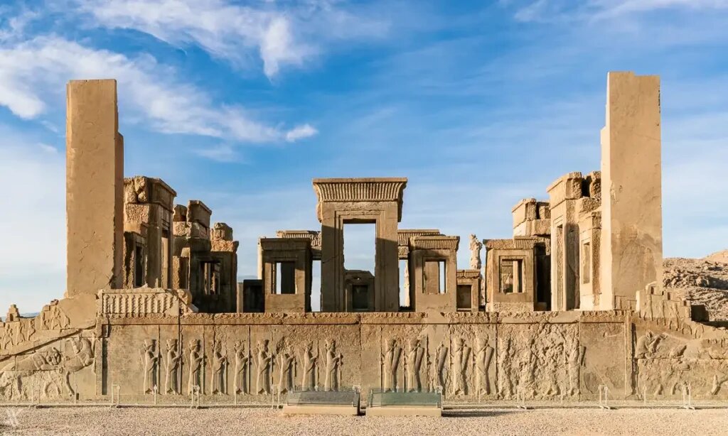 "نادیا و پویا"؛ آیا نام های ماندگار بر دیوار تخت جمشید هستند یا زخمی تازه بر پیکره خاطره تاریخی ایران؟/ نوشتن بنا بر آثار تاریخی جرم است؟