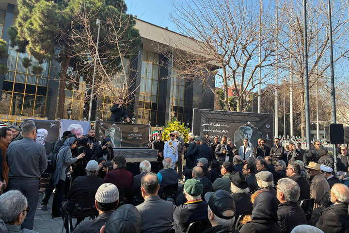 جسد با مراقبت دفن شد. او ژنرال سینما بود