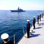 ناو هلیکوپتربر روسی آب های ایران را در خلیج فارس ترک کرد