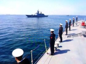 ناو هلیکوپتربر روسی آب های ایران را در خلیج فارس ترک کرد