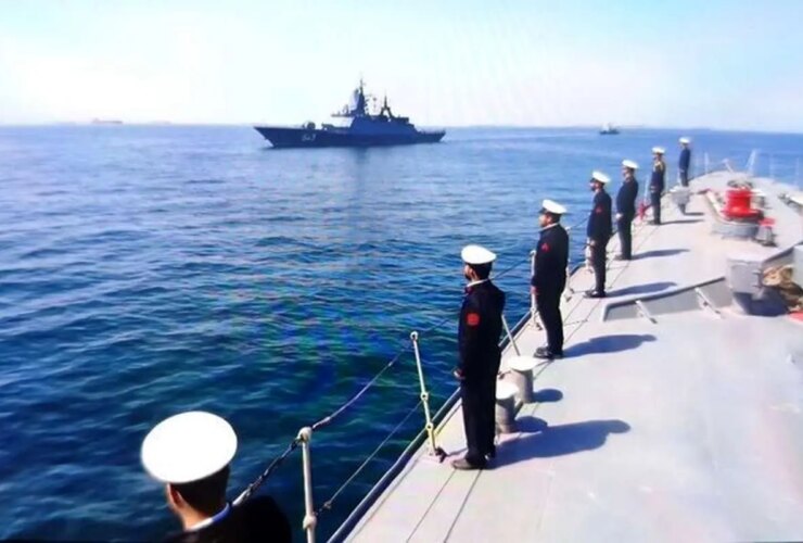 ناو هلیکوپتربر روسی آب های ایران را در خلیج فارس ترک کرد