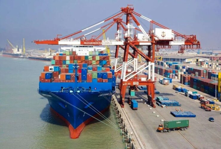 مخالفت با توقف حرکت کشتی ها به بنادر ایران