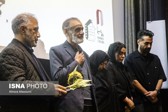 بهرام افشاری، شهاب حسینی و همایون اسعدیان به یاد جواد گنجی یکی از قربانیان تظاهرات دی ماه. 6 بهرام افشاری، شهاب حسینی و همایون اسعدیان به یاد جواد گنجی یکی از قربانیان تظاهرات دی ماه.