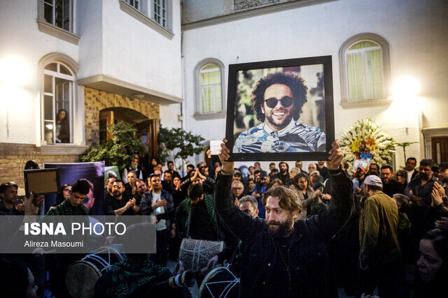 بهرام افشاری، شهاب حسینی و همایون اسعدیان به یاد جواد گنجی یکی از قربانیان تظاهرات دی ماه. 9 بهرام افشاری، شهاب حسینی و همایون اسعدیان به یاد جواد گنجی یکی از قربانیان تظاهرات دی ماه.