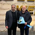 یک شاخه گل آبی به استقبال سرمربی جدید استقلال