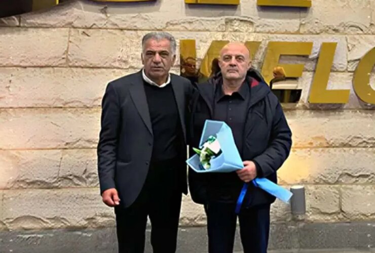 یک شاخه گل آبی به استقبال سرمربی جدید استقلال