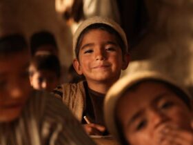 کخ قربانی چیزی می شود که از آن فرار کرده است. برای خواندن سرود