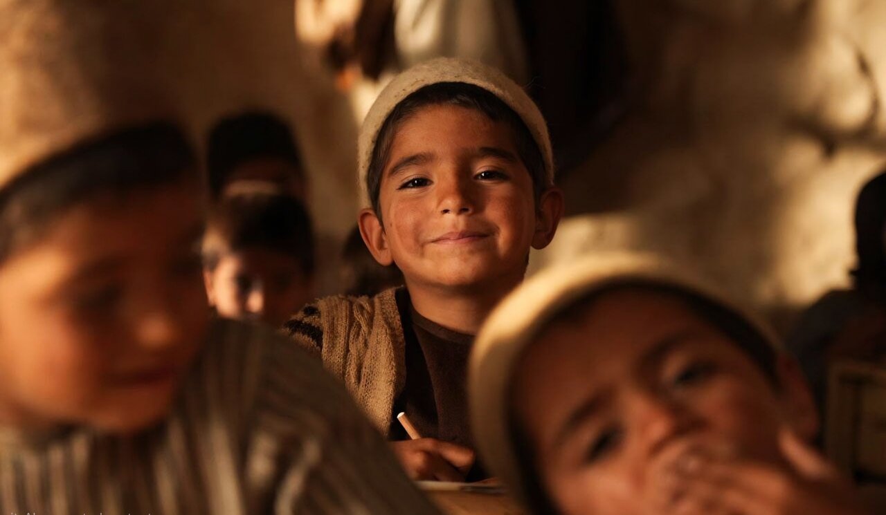 کخ قربانی چیزی می شود که از آن فرار کرده است. برای خواندن سرود