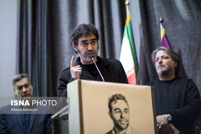 کیهان: چرا گفتی «دی ماه ده ها هزار نفر کشته شدند»؟/ شهاب حسینی: این تعداد هر چه باشد باز هم زیاد است. 1 کیهان: چرا گفتی «دی ماه ده ها هزار نفر کشته شدند»؟/ شهاب حسینی: این تعداد هر چه باشد باز هم زیاد است.