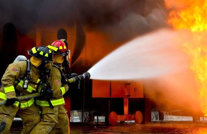آتش سوزی در پاساژی در تهران/ یک آتش نشان مجروح شد