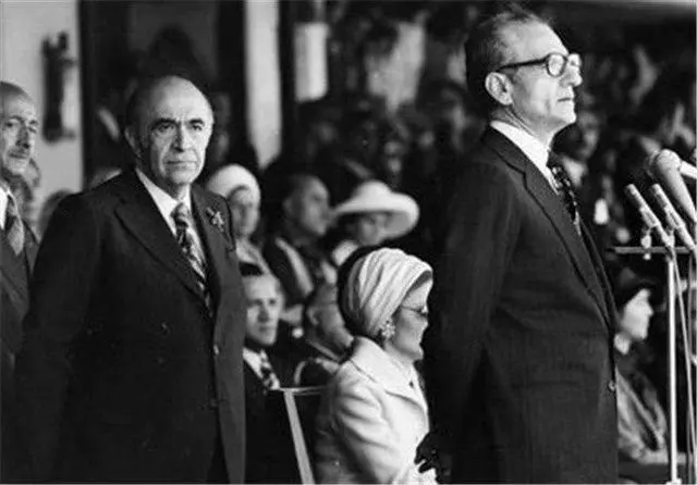 امیر عباس هویدا; از کودکی تا مرگ