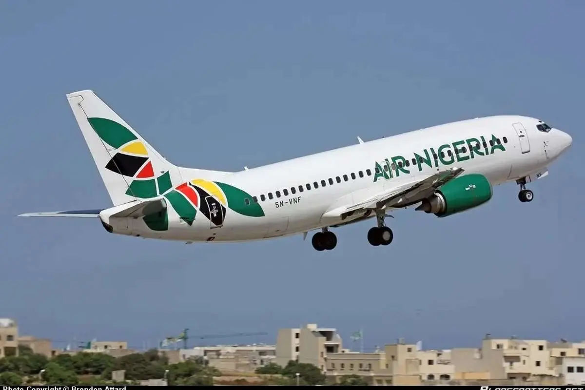 انفجار در موتور هواپیمای مسافربری